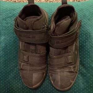 NIKE LEBRON SOLDIER BASKETBALL SHOES